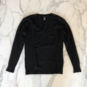 Theory black cashmere vneck sweater